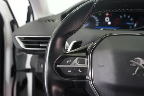 Peugeot 3008 1.2 PureTech Allure Pack EAT8 19