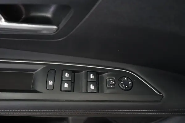 Peugeot 3008 1.2 PureTech Allure Pack EAT8 17