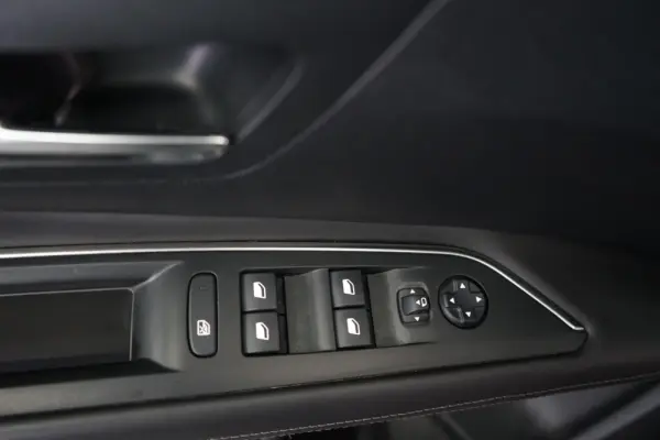 Peugeot 3008 1.2 PureTech Allure EAT8 18