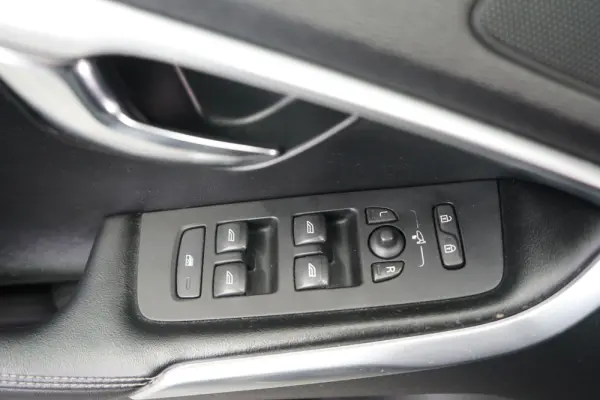 Volvo V40 1.6 D2 R-Design Momentum 17