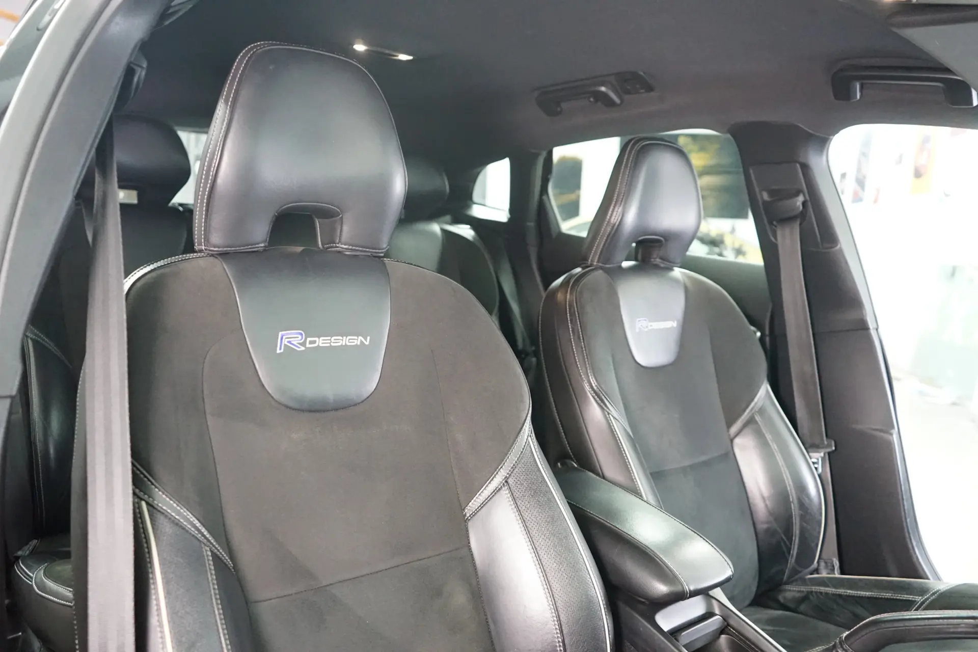 Volvo V40 1.6 D2 R-Design Momentum 34