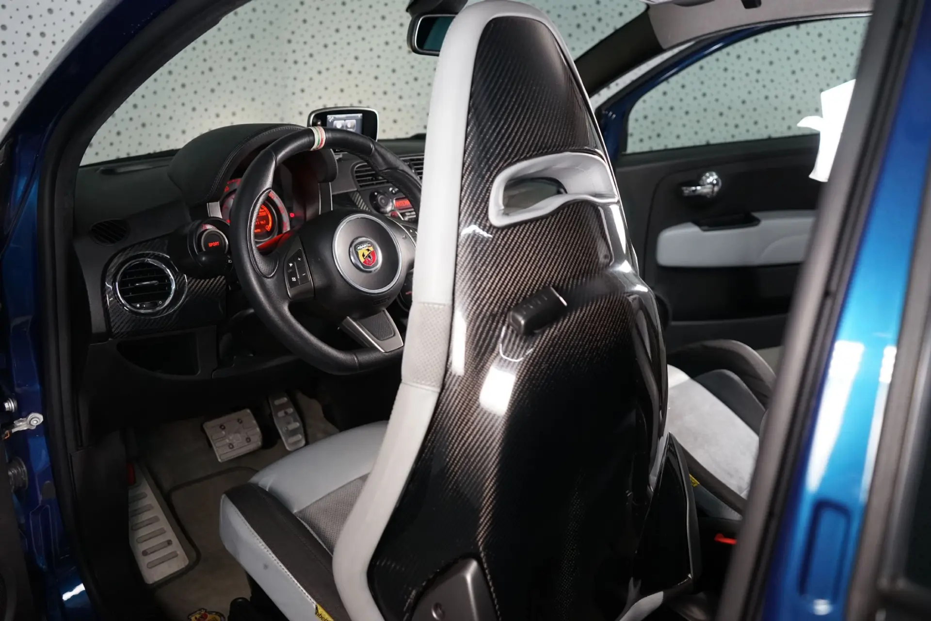 Abarth 695 Outro 44