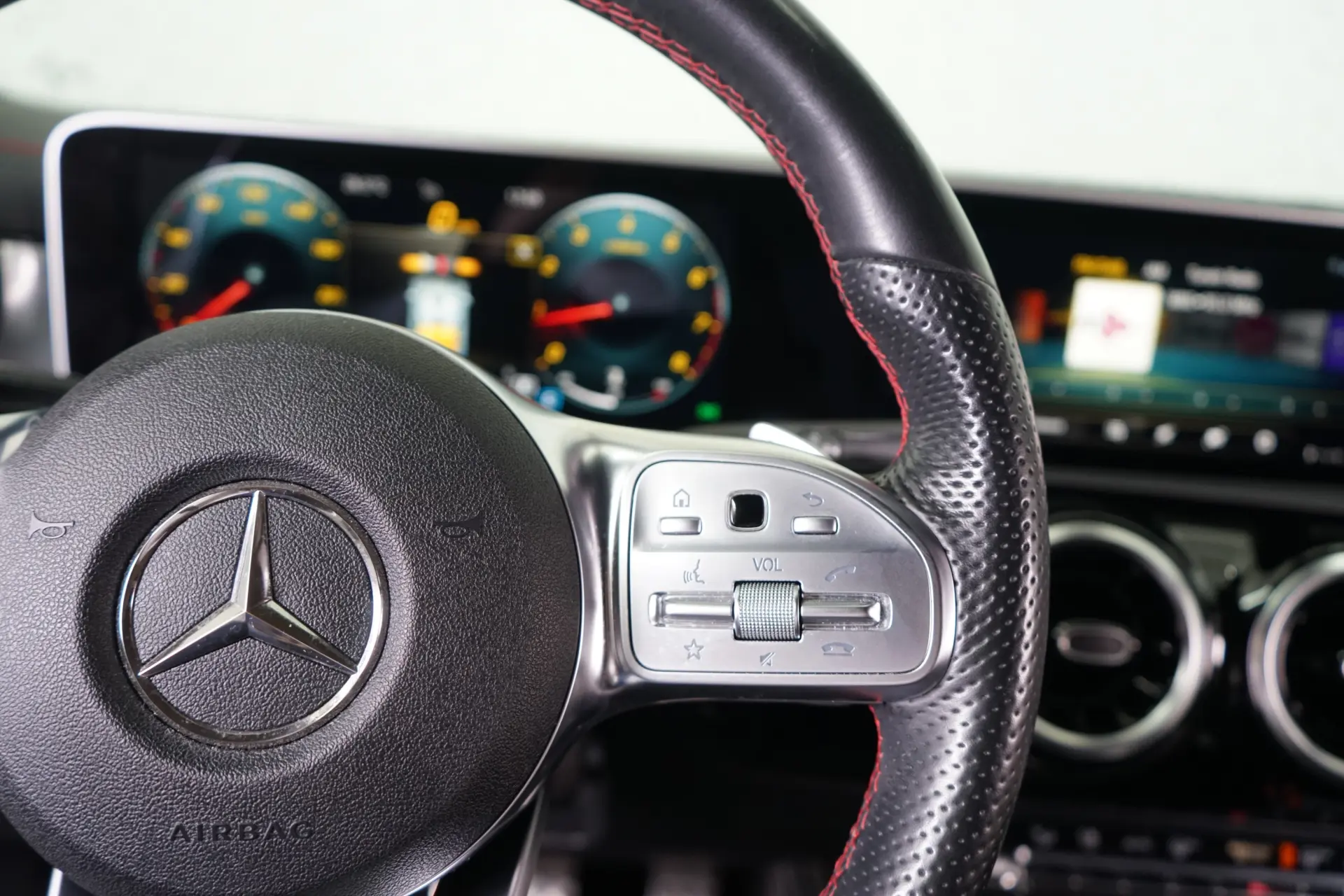 Mercedes-Benz CLA 180 7G-DCT AMG Line 23