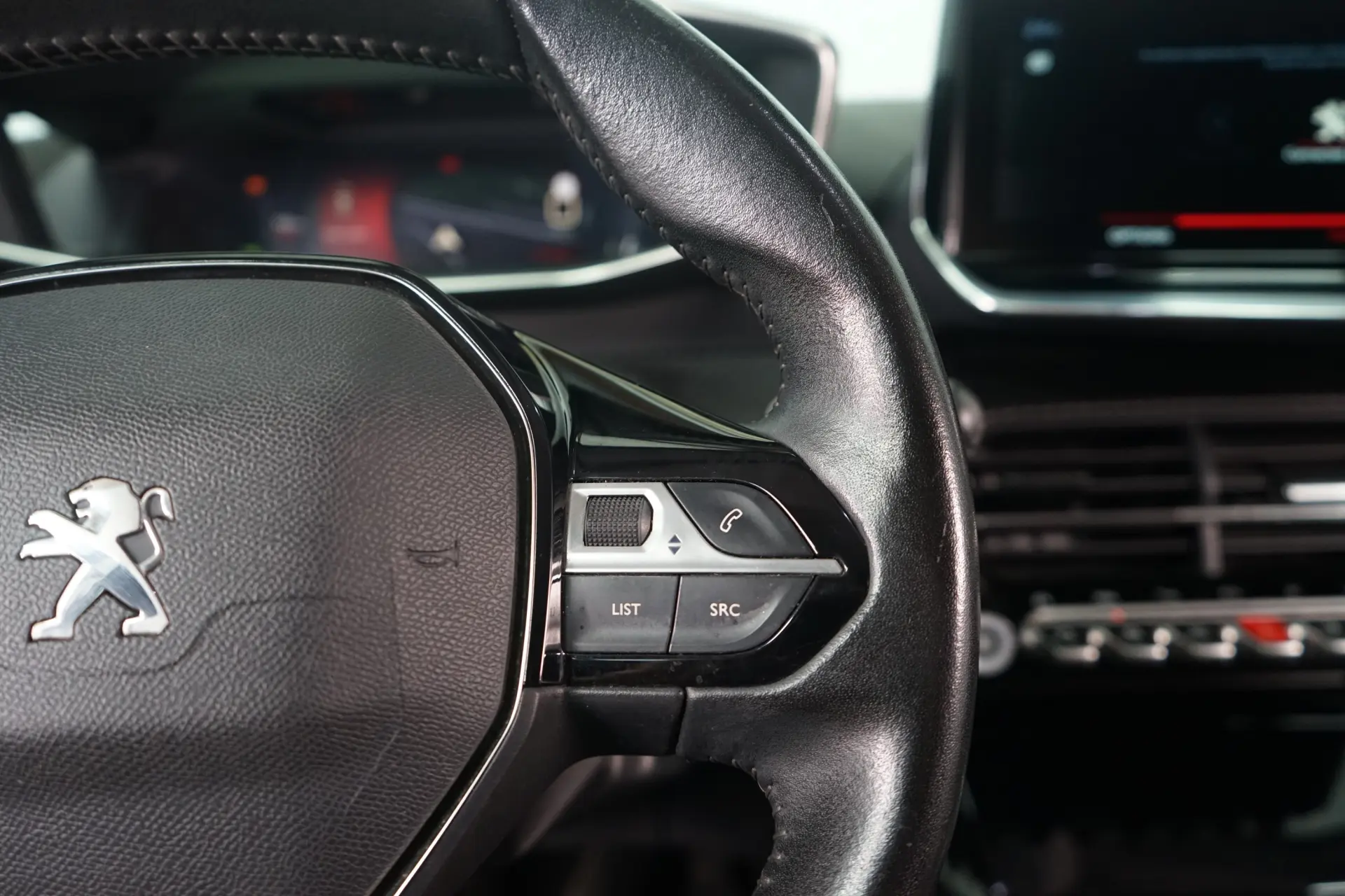 Peugeot 2008 1.2 PureTech Allure 23