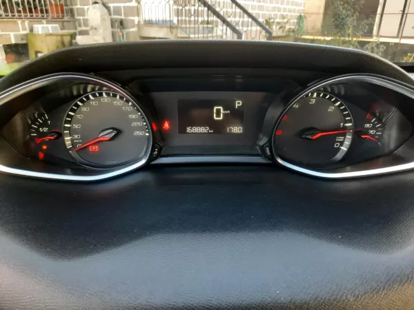Peugeot 308 1.6 BlueHDi Allure EAT6 9