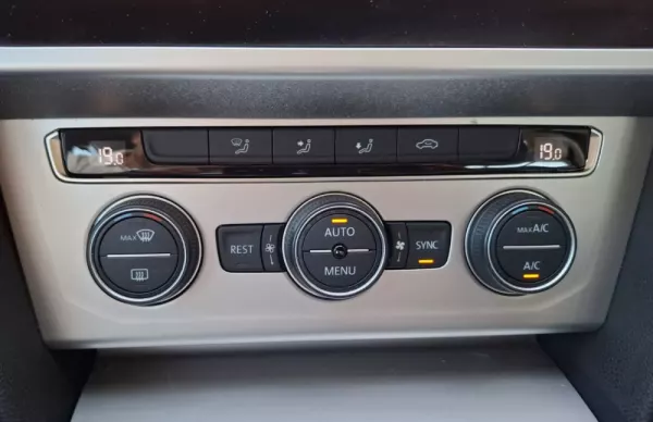 Volkswagen Passat Variant 1.6 TDi Confortline DSG 16
