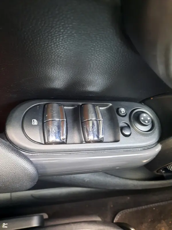 MINI 5 Portas Cooper D Aut. 9