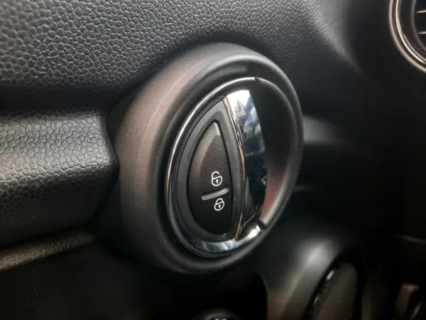 MINI 5 Portas Cooper D Aut. 8