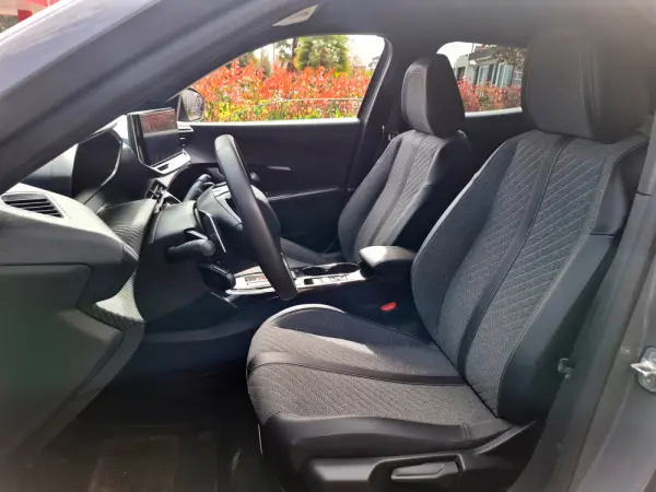 Peugeot 2008 1.2 Hybrid Allure e-DCS6 12