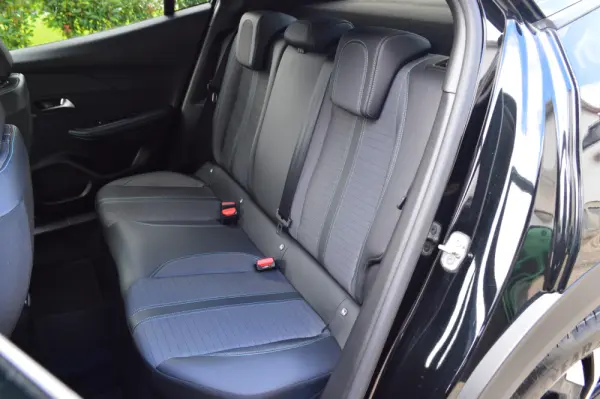 Peugeot 2008 1.5 BlueHDi Allure Pack 18
