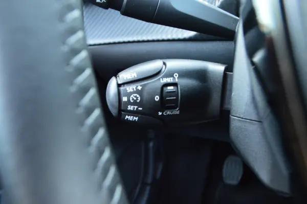 Peugeot 208 1.2 Allure 8