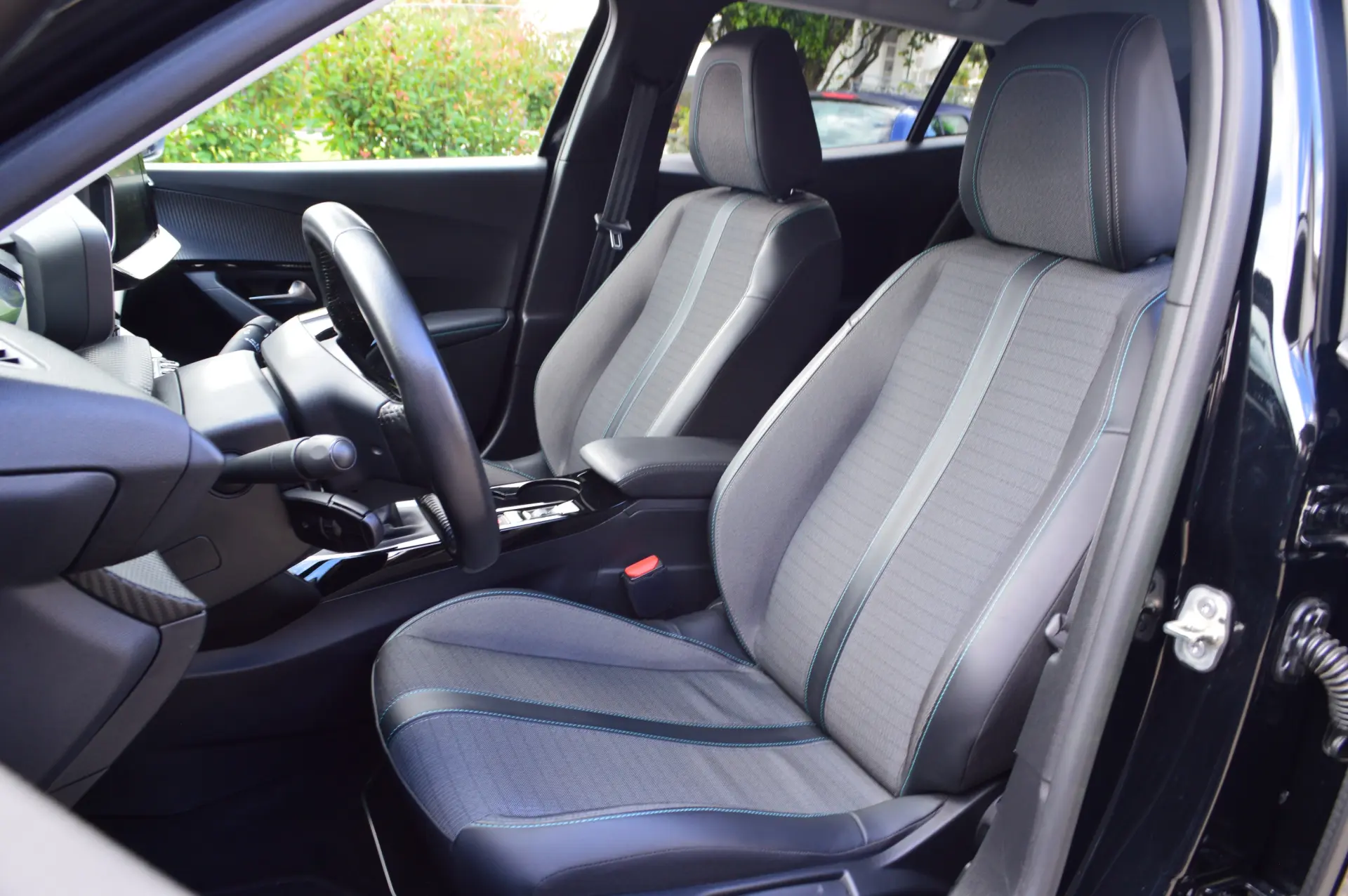 Peugeot 2008 1.5 BlueHDi Allure Pack 17