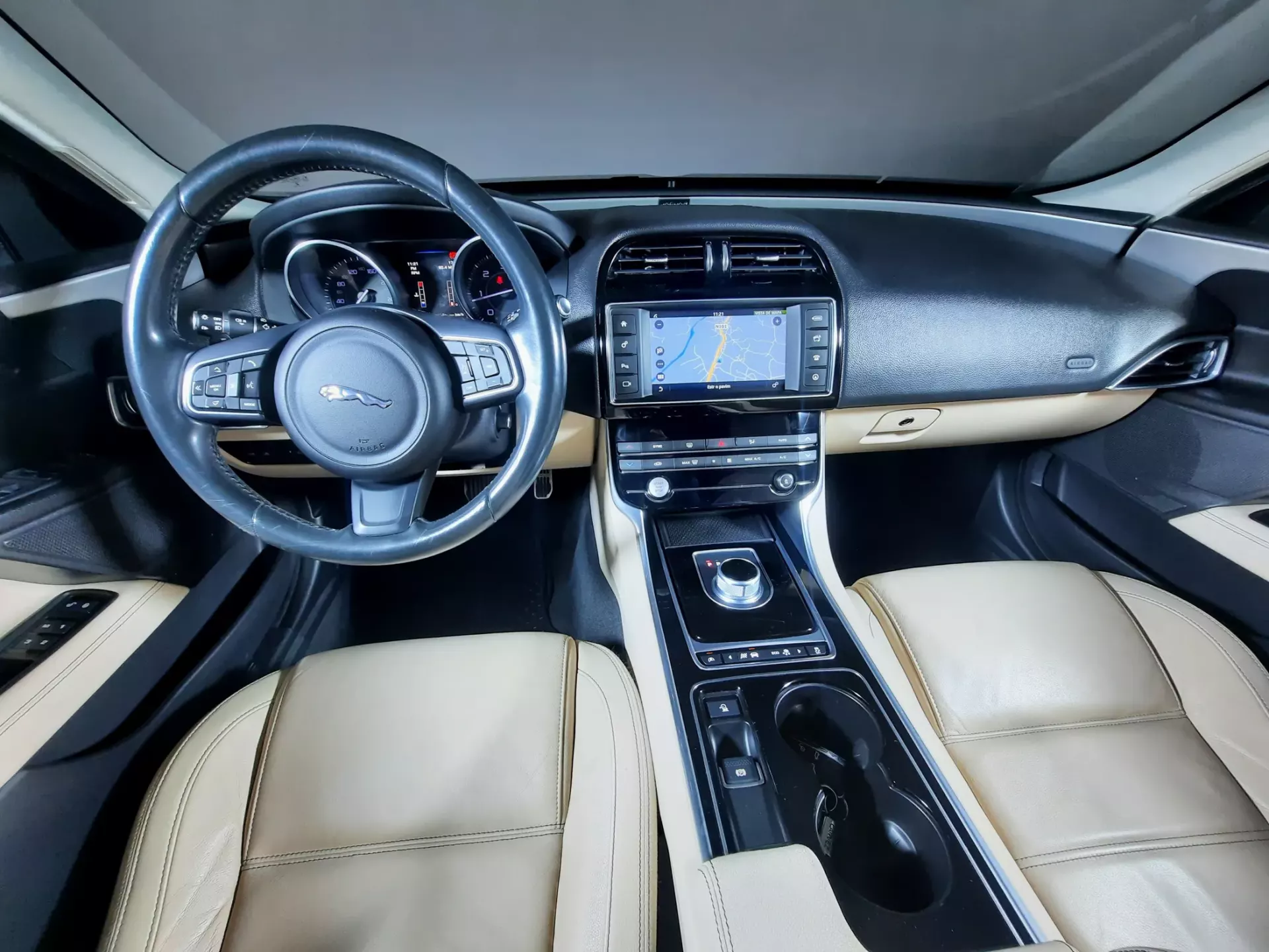 Jaguar XE 2.0 D Prestige Aut. 11
