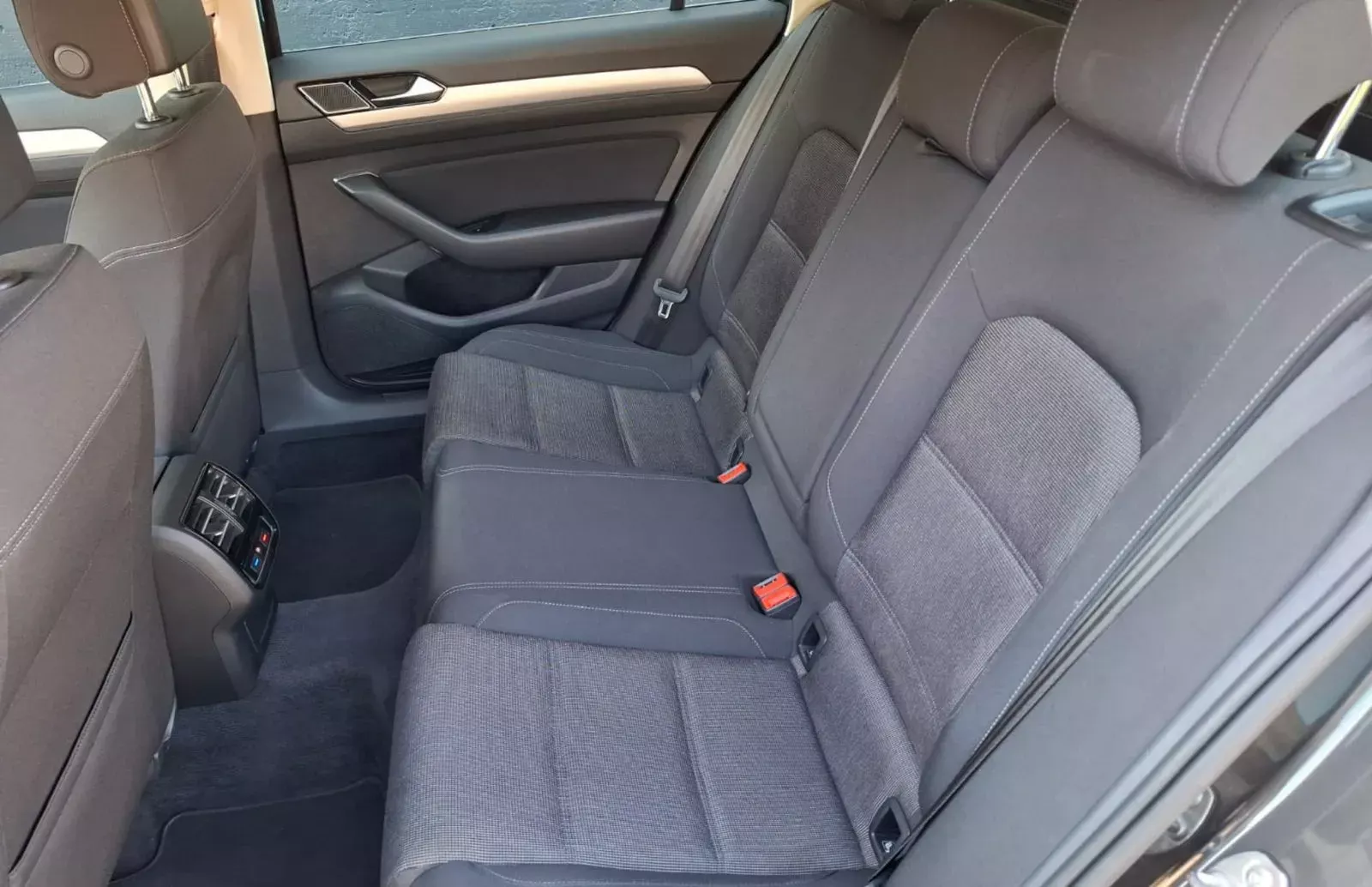 Volkswagen Passat Variant 1.6 TDi Confortline DSG 9