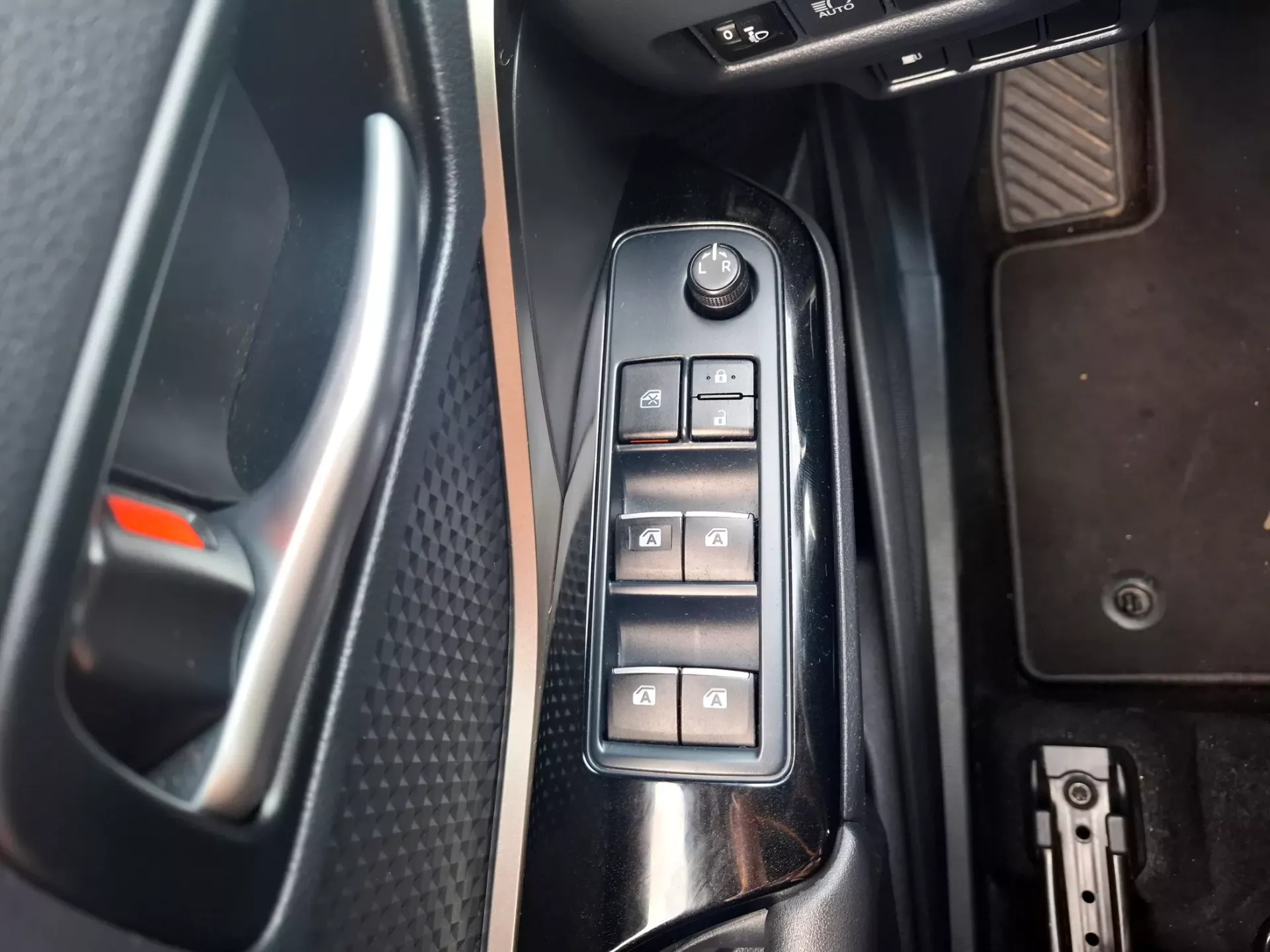 Toyota C-HR 1.8 Hybrid Square Collection 6