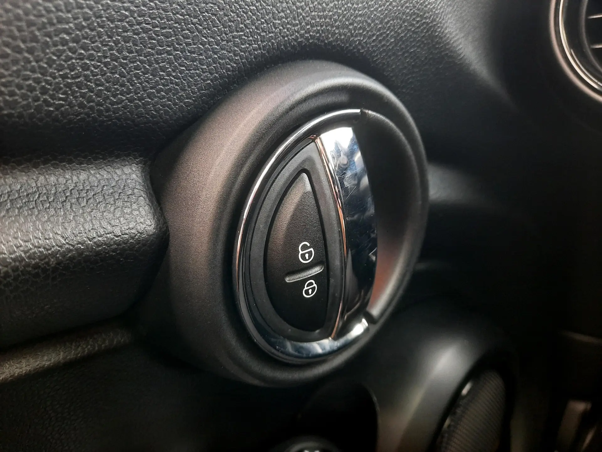 MINI 5 Portas Cooper D Aut. 8