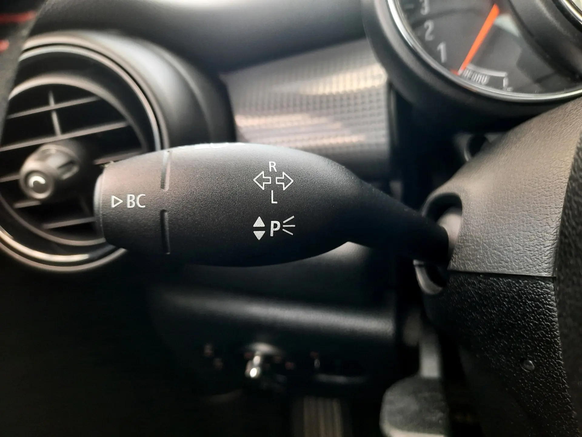 MINI 5 Portas Cooper D Aut. 11
