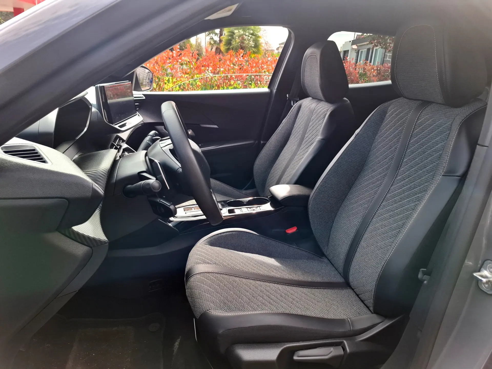 Peugeot 2008 1.2 Hybrid Allure e-DCS6 12