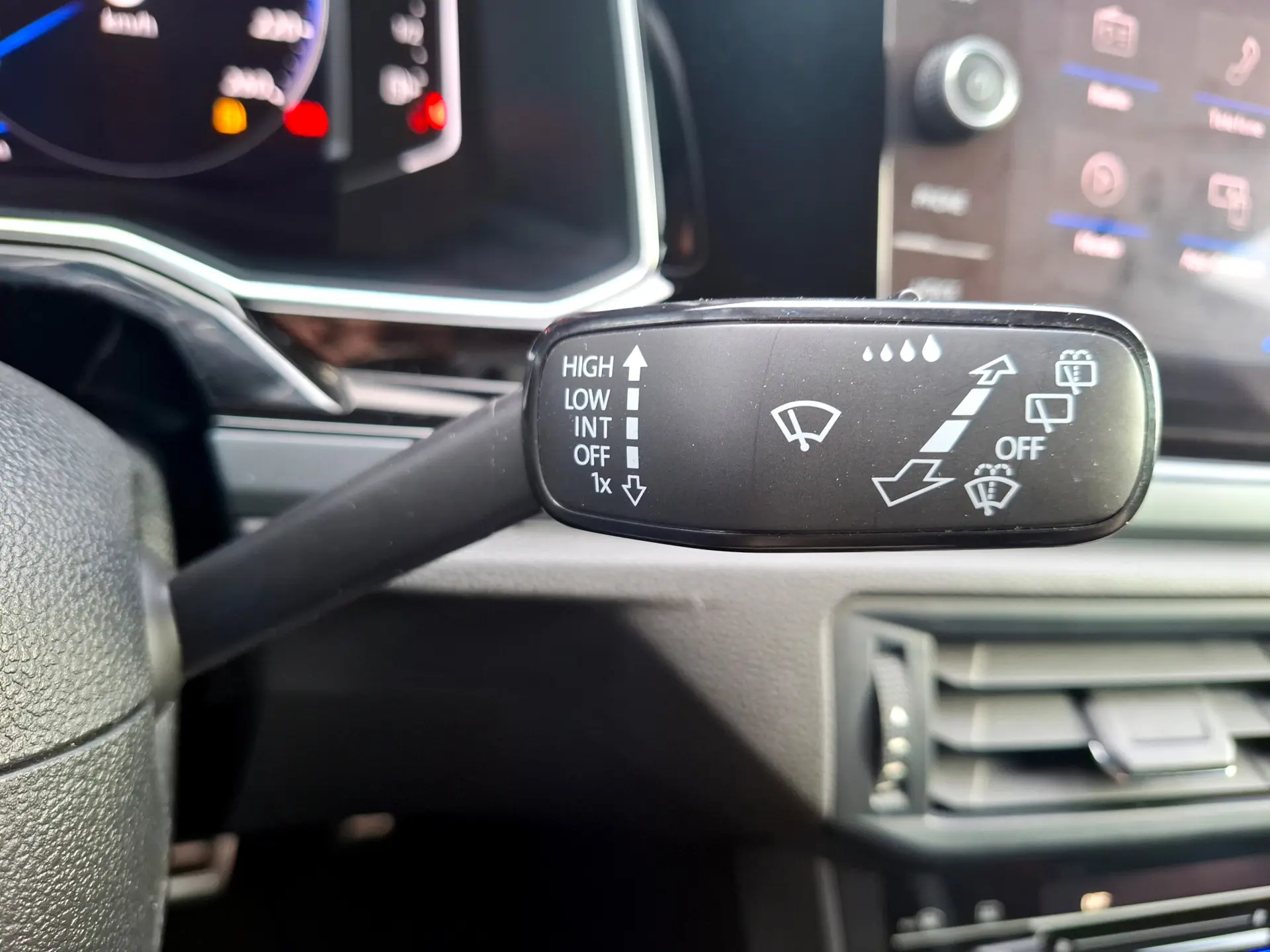 Volkswagen Taigo 1.0 TSI R-Line DSG 10