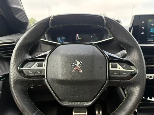 Peugeot e-208 GT+ 10