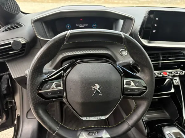 Peugeot e-208 GT+ 8