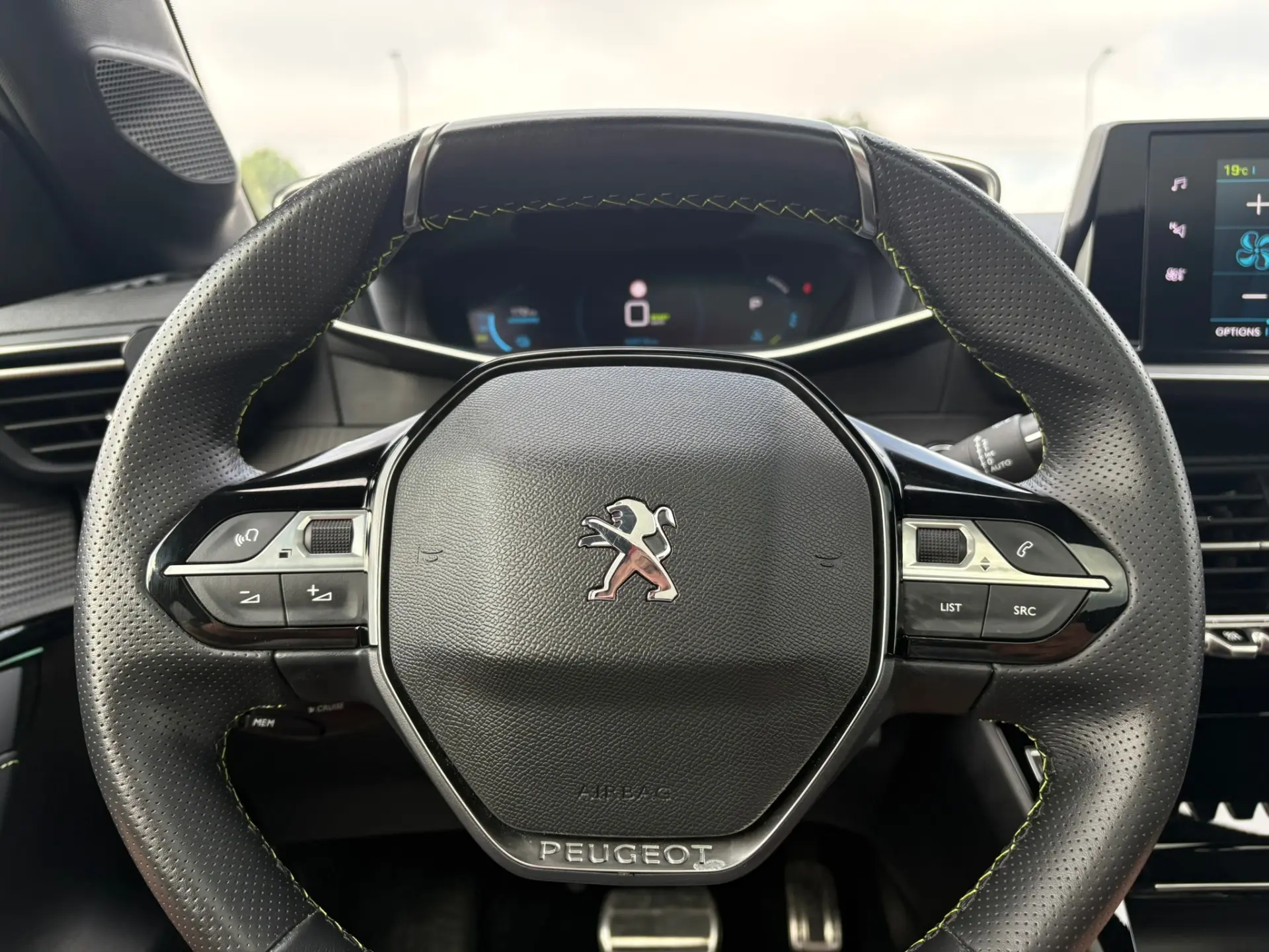 Peugeot e-208 GT+ 10