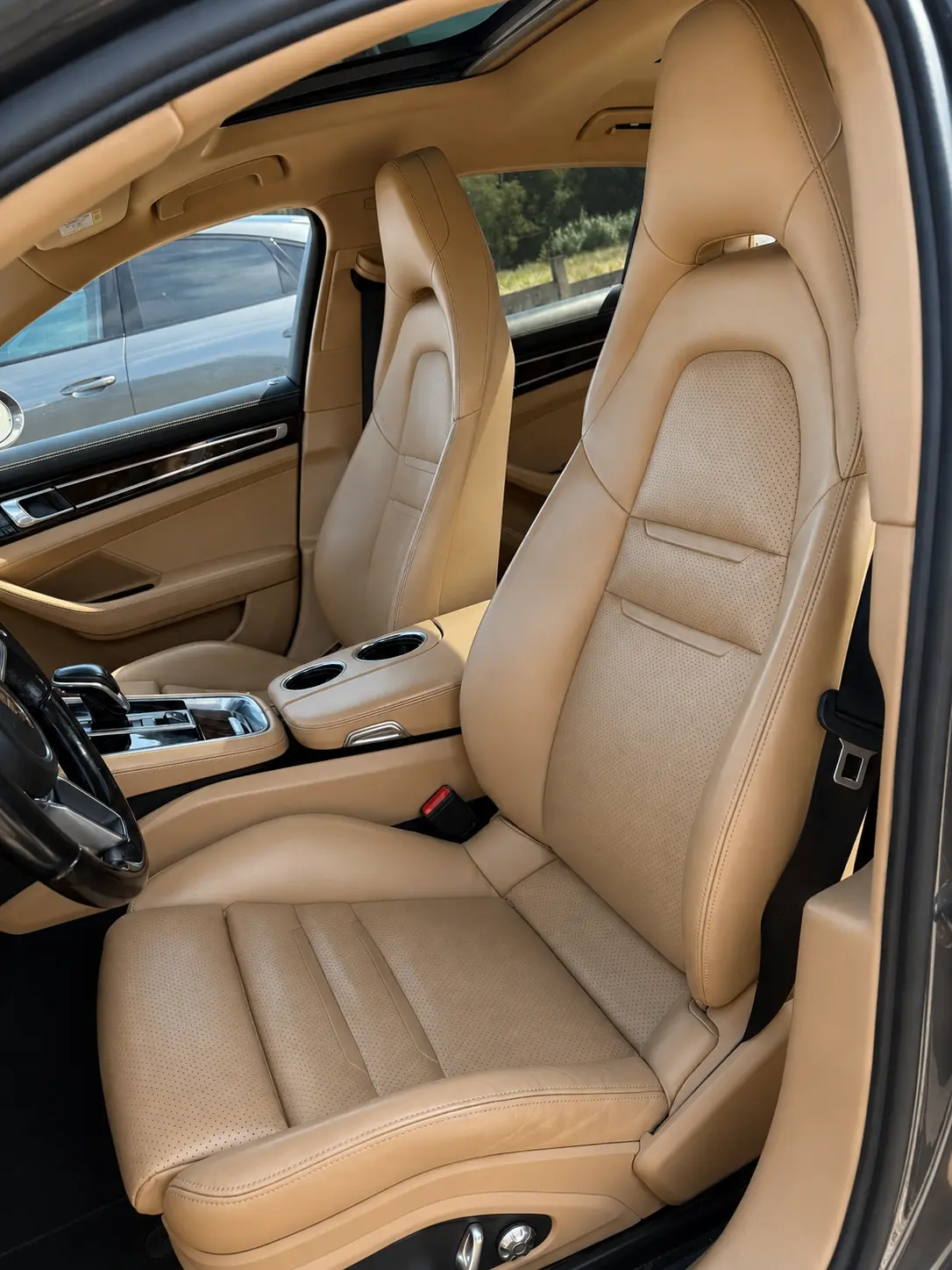 Porsche Panamera 4 E-Hybrid Platinum Edition 10