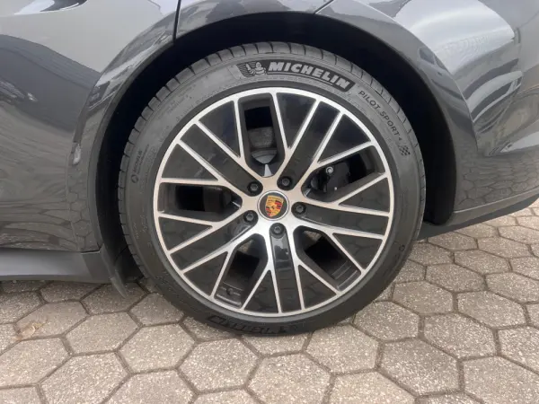 Porsche Taycan Sport Turismo Standard 11