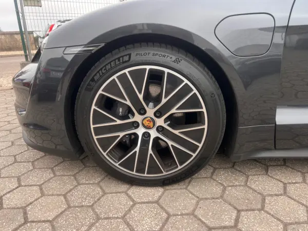 Porsche Taycan Sport Turismo Standard 12