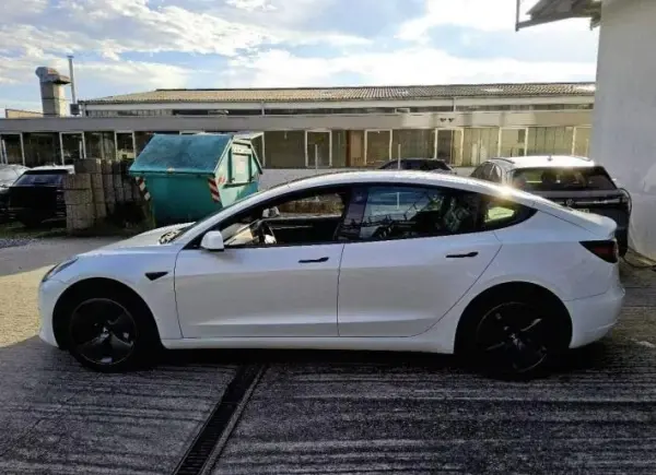 Tesla Model 3 Premium Long Range RWD 4