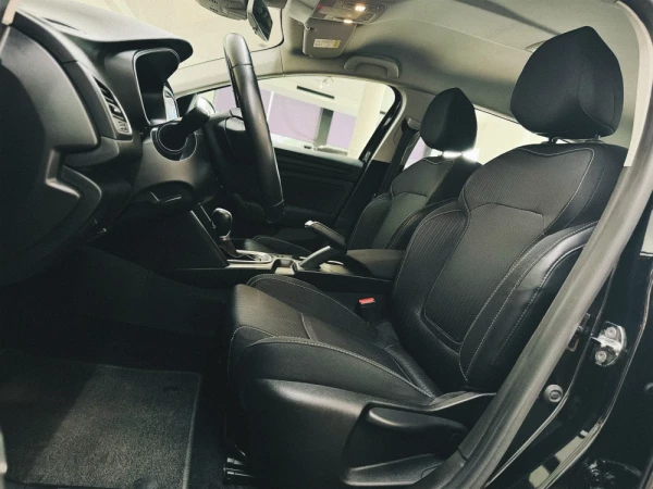 Renault Mégane 1.5 Blue dCi Intens EDC 11