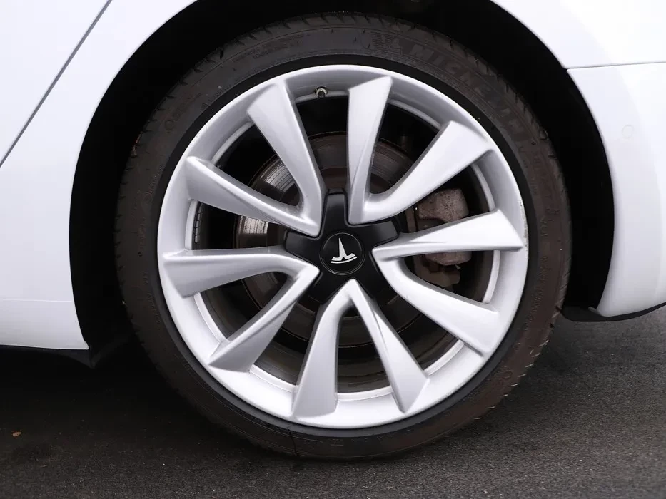 Tesla Model 3 Long-Range Dual Motor AWD 4