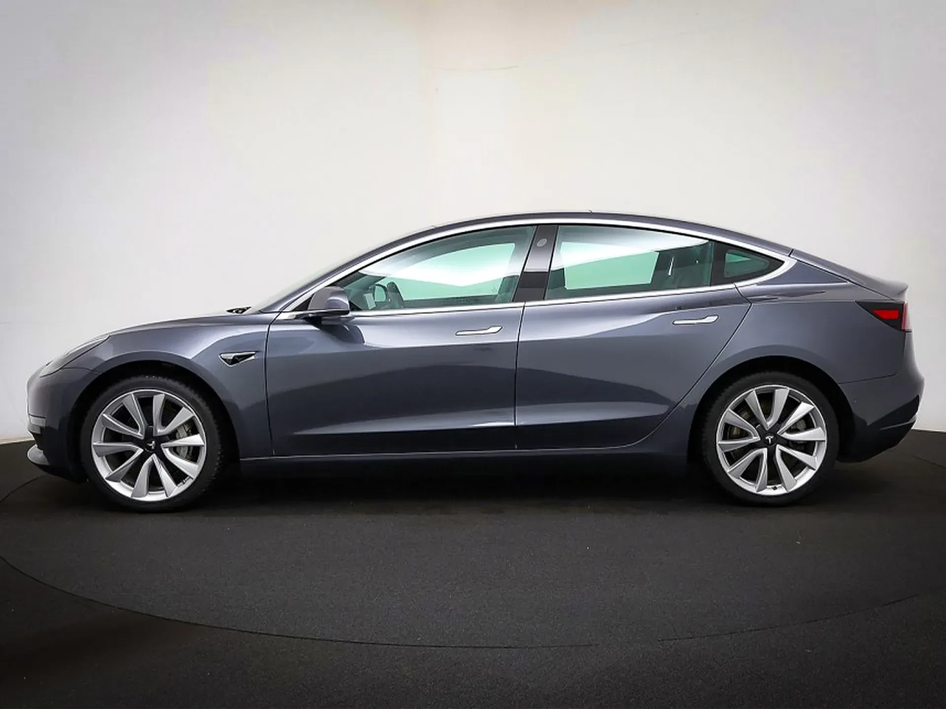 Tesla Model 3 Long-Range Dual Motor AWD 3