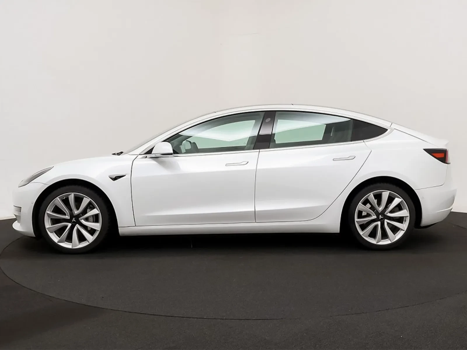 Tesla Model 3 Long-Range Dual Motor AWD 3