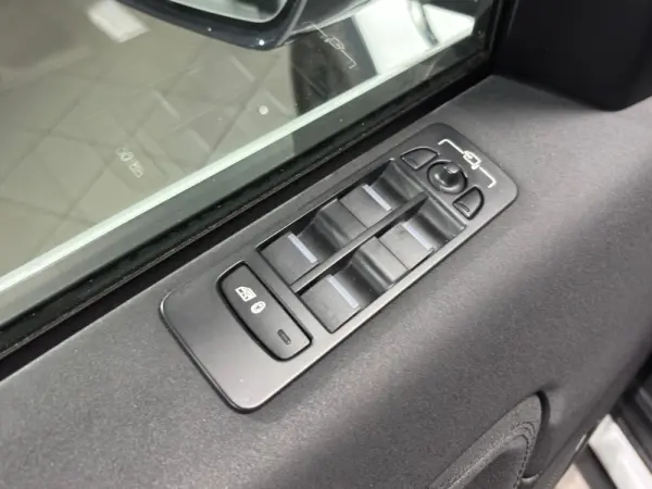 Land Rover Discovery Sport 1.5 I3 P300e AWD R-Dynamic SE 26