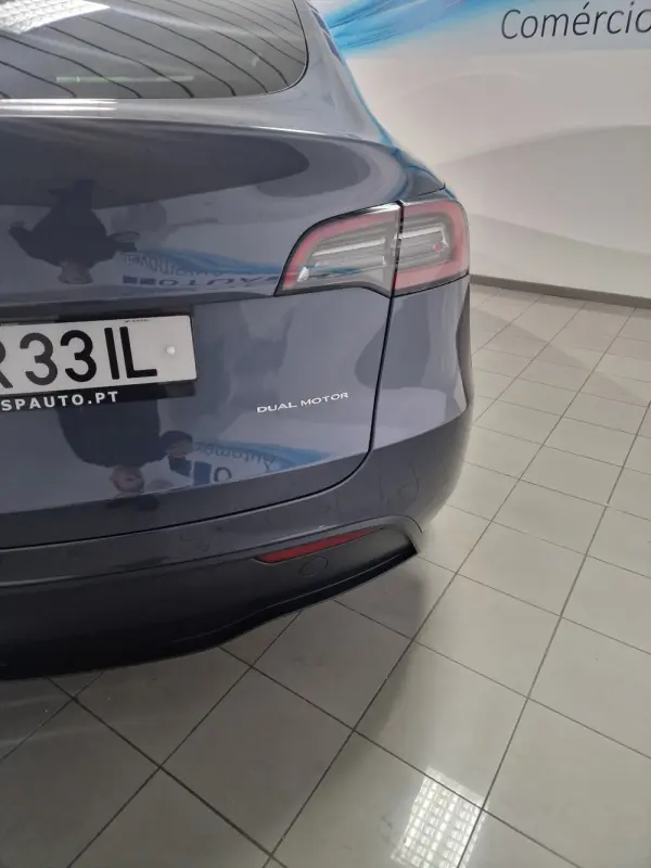Tesla Model Y 4
