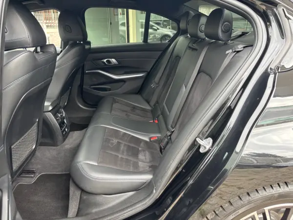 BMW 320 d Pack M Auto 10