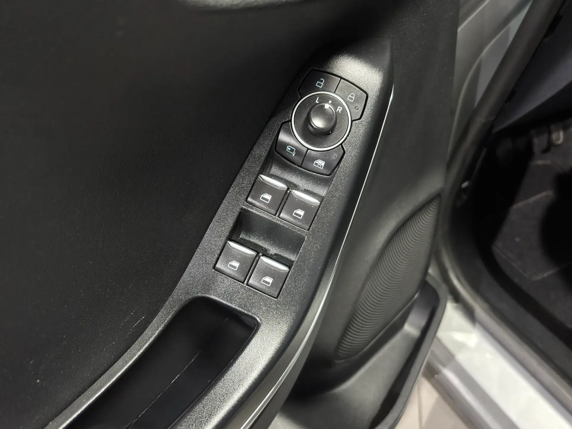 Ford Puma 1.0 EcoBoost MHEV Titanium Design 24