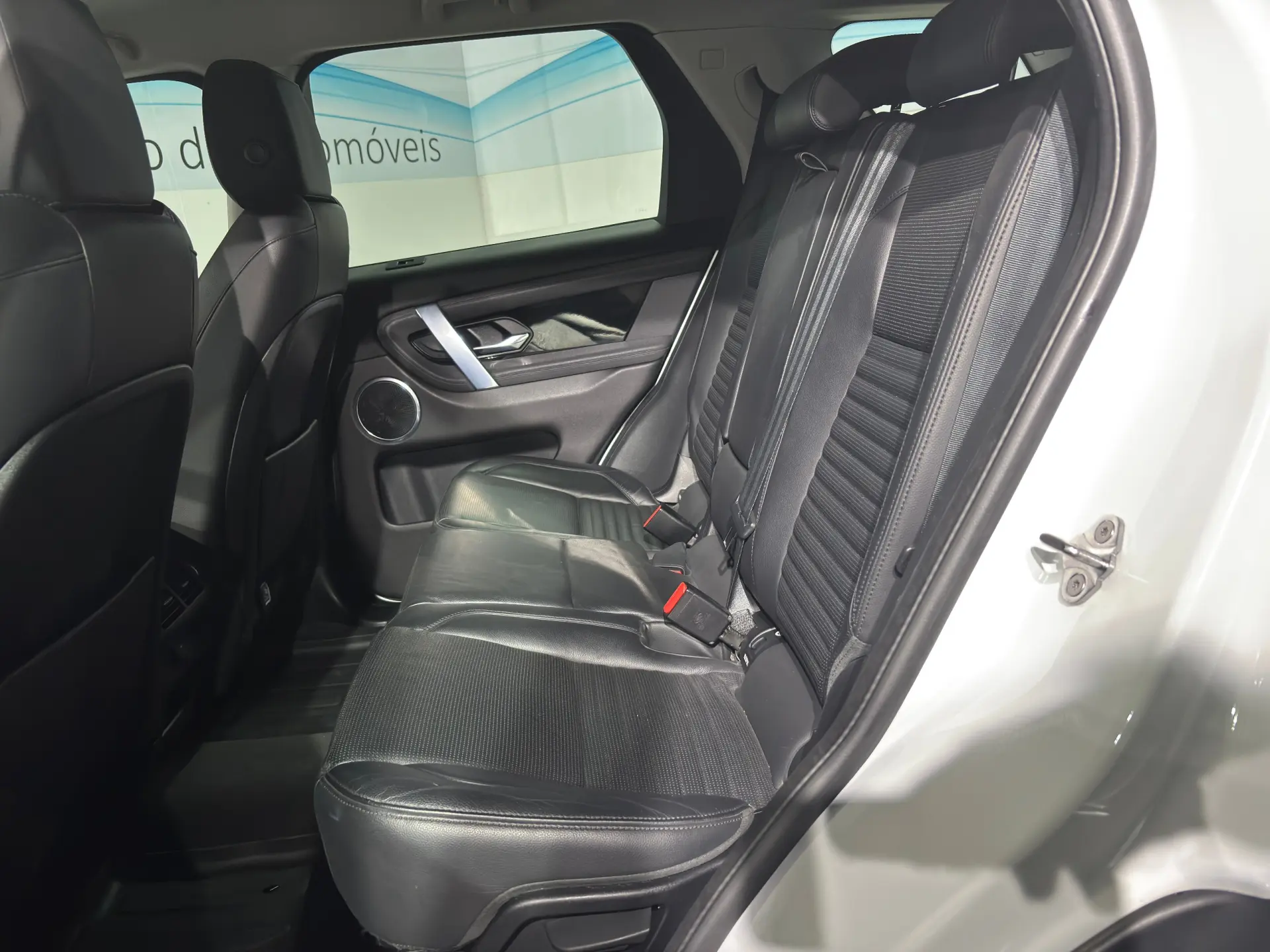 Land Rover Discovery Sport 1.5 I3 P300e AWD R-Dynamic SE 11