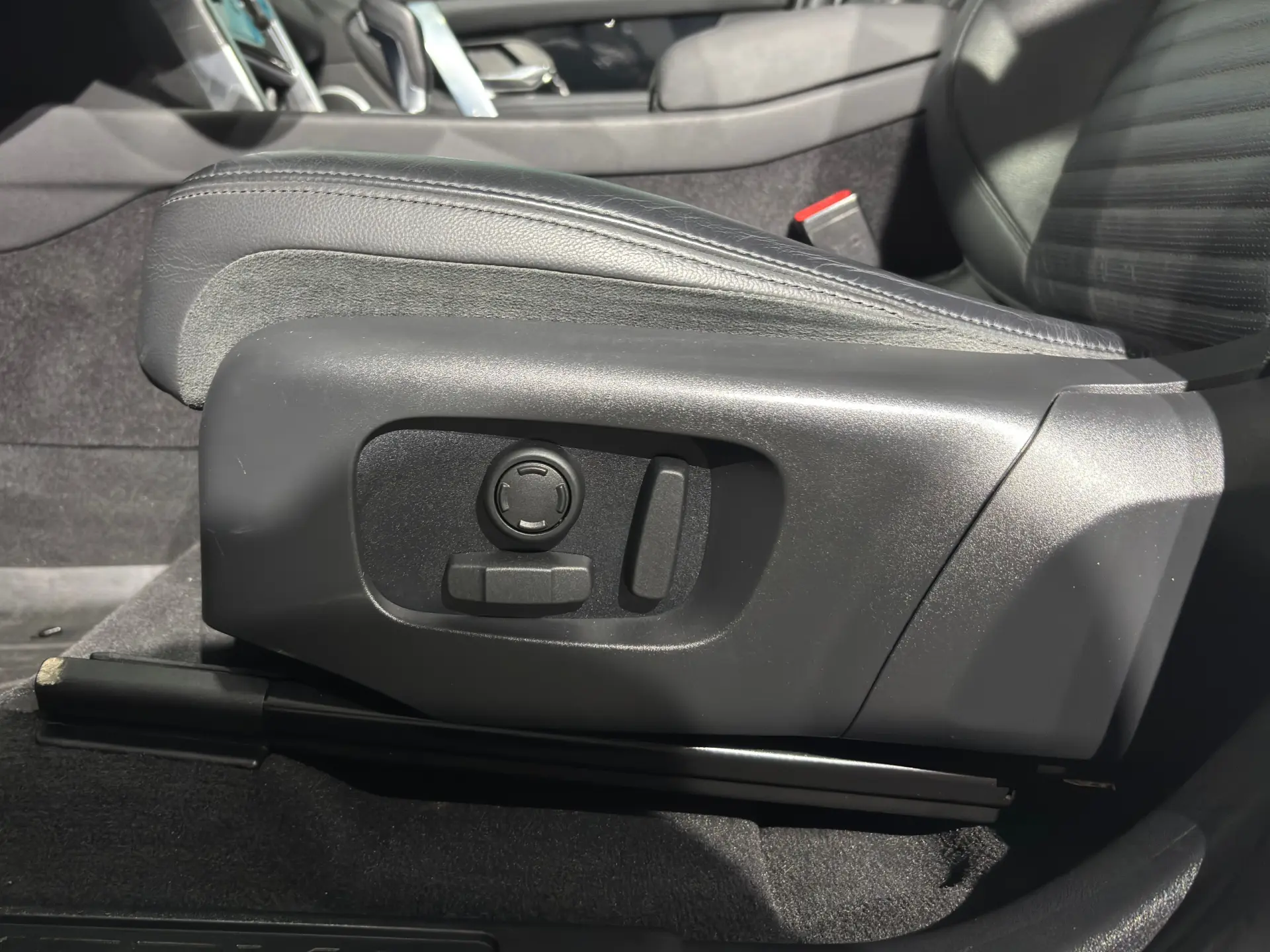 Land Rover Discovery Sport 1.5 I3 P300e AWD R-Dynamic SE 8