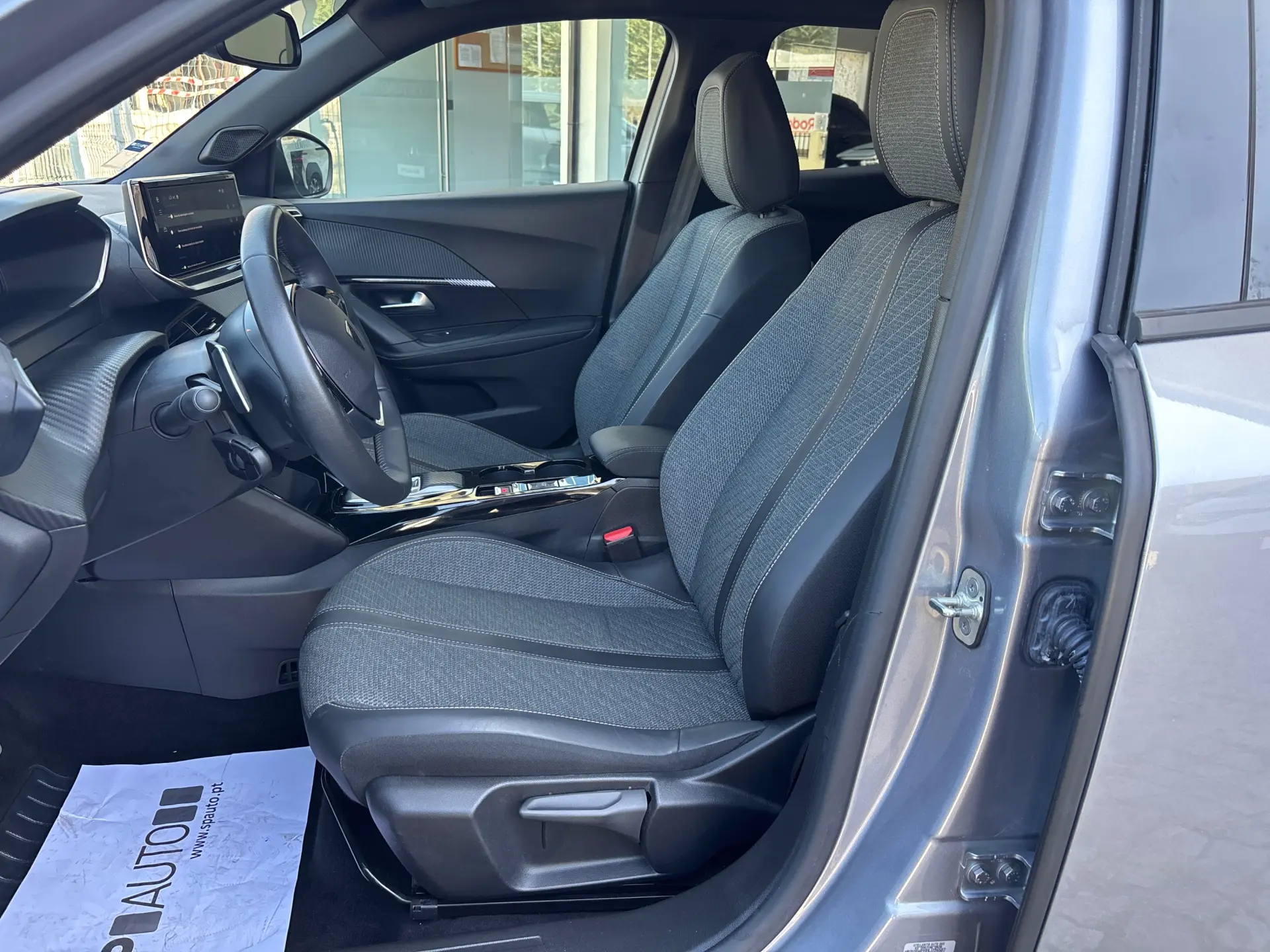 Peugeot 2008 Hybrid 145 e-DSC Allure 8