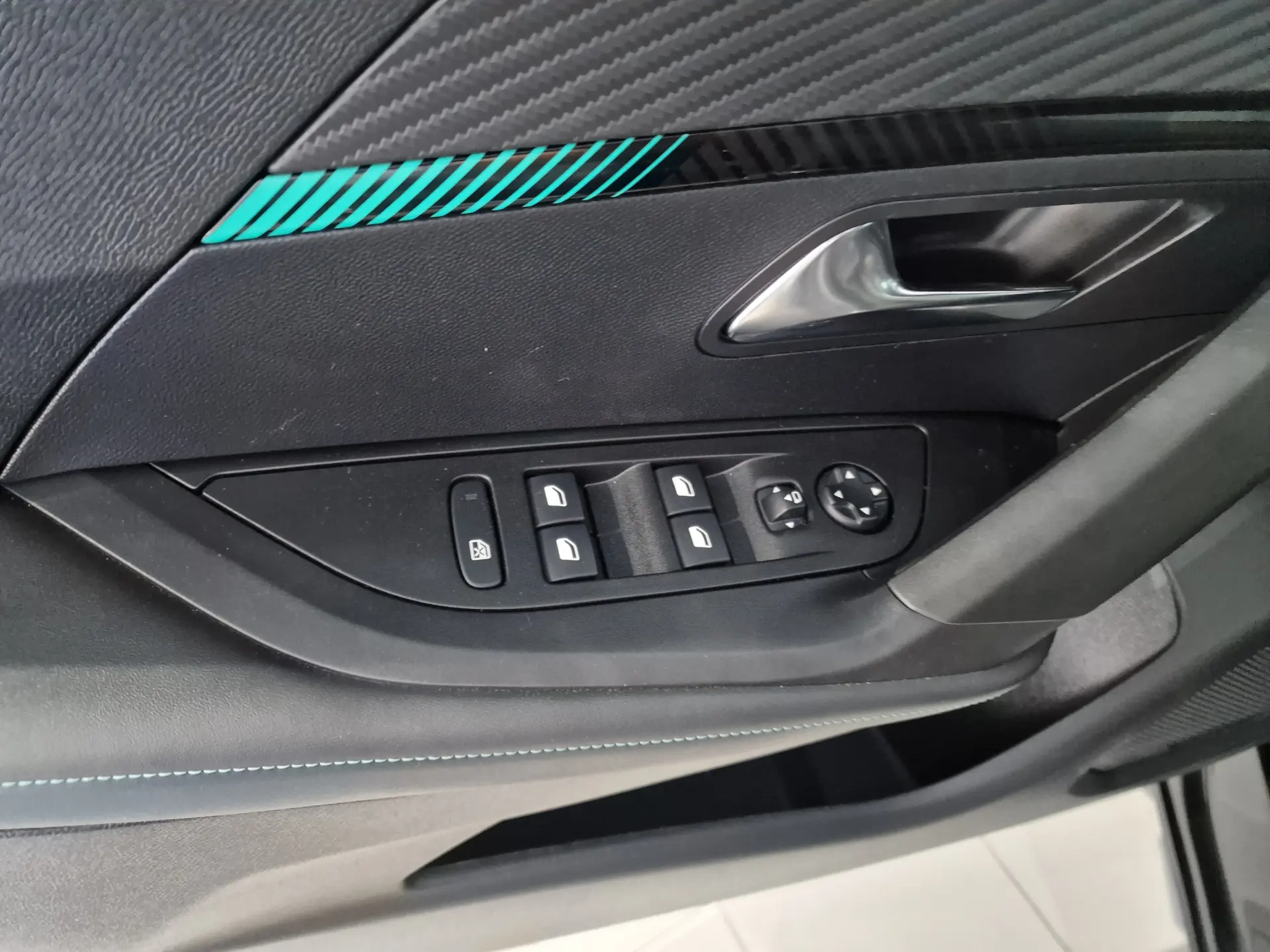 Peugeot e-2008 50 kWh Allure Pack 17