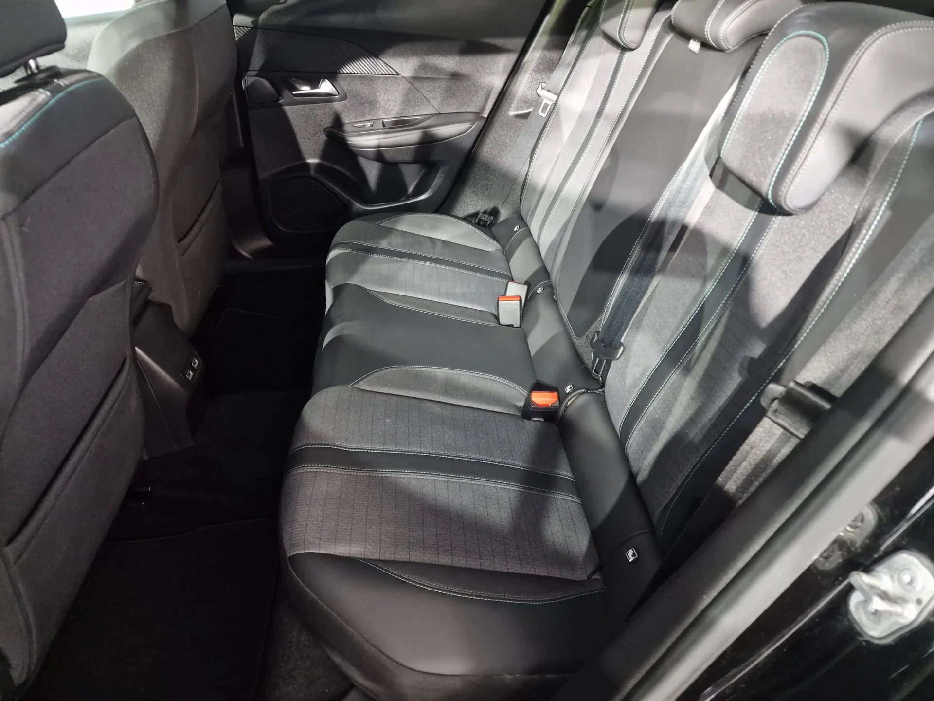 Peugeot e-2008 50 kWh Allure Pack 7