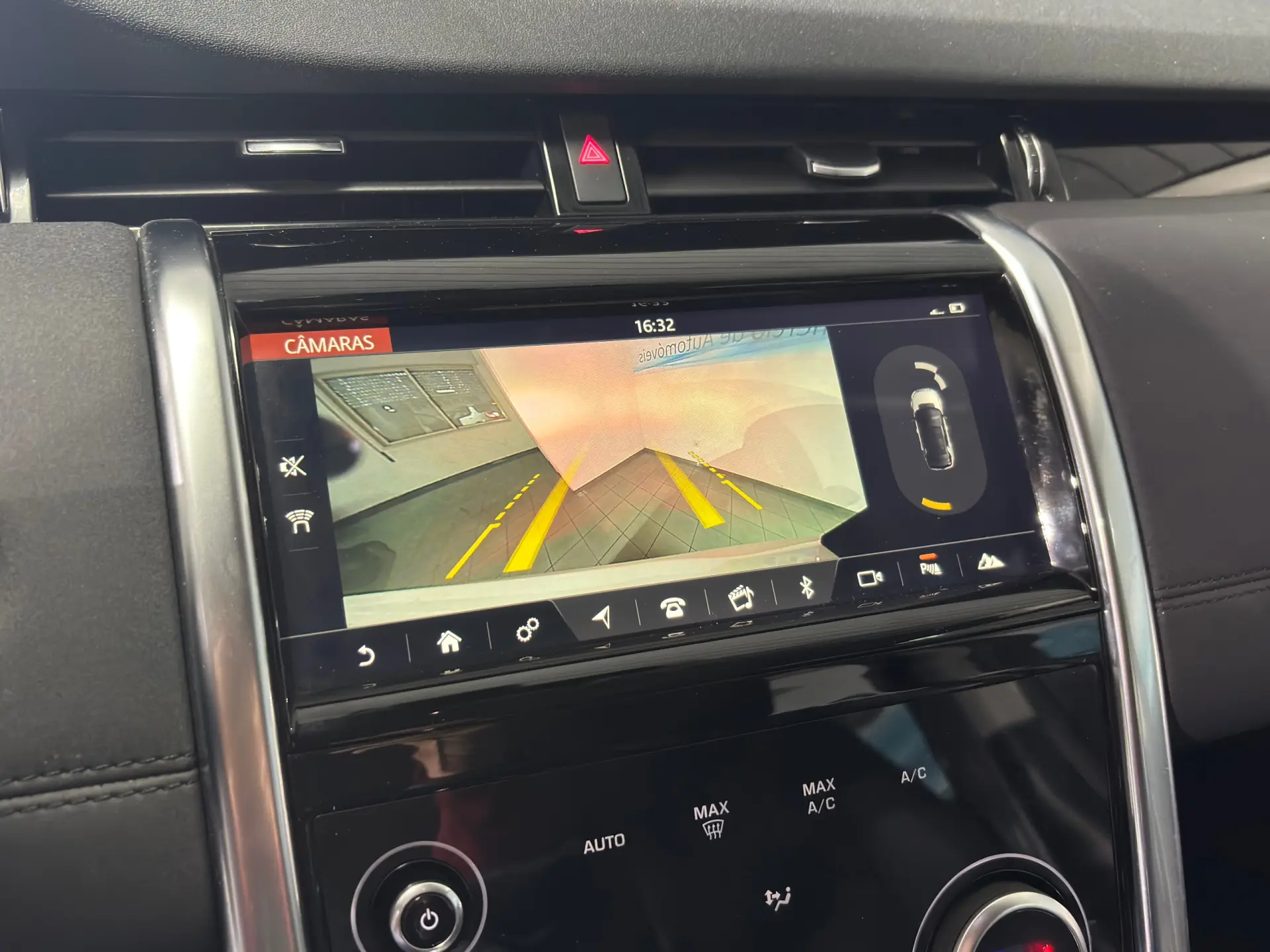 Land Rover Discovery Sport 1.5 I3 P300e AWD R-Dynamic SE 13