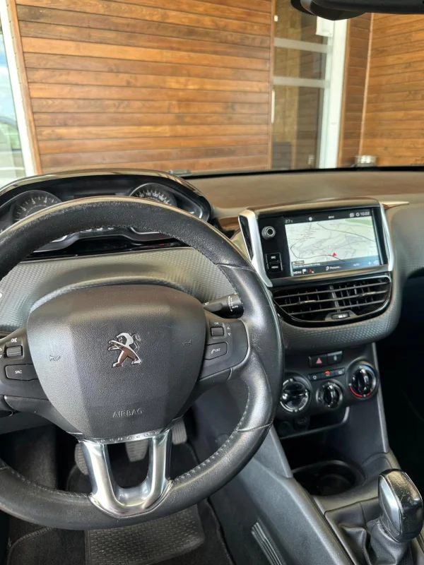 Peugeot 208 1.2 PureTech Signature 5
