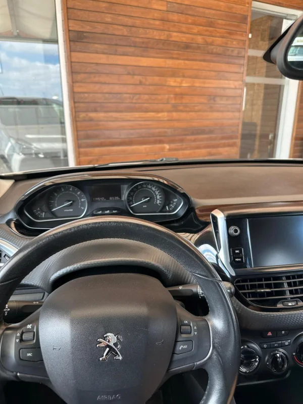 Peugeot 208 1.2 PureTech Signature 9