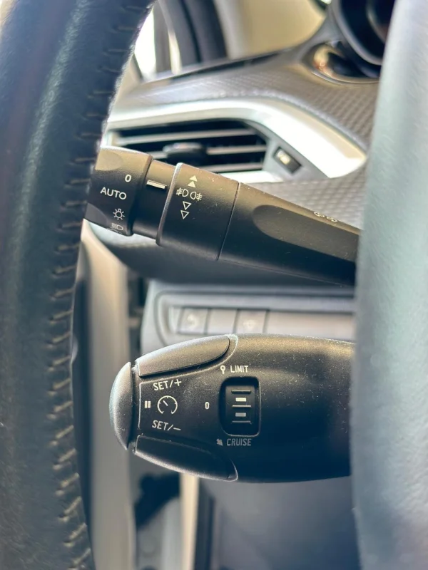 Peugeot 208 1.2 PureTech Signature 11