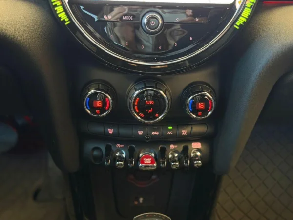MINI 5 Portas Cooper ESSENTIAL 11