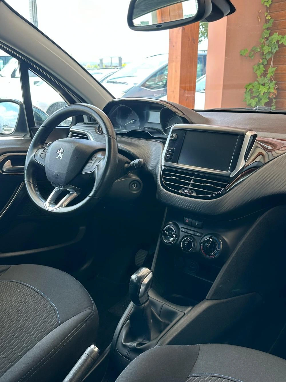 Peugeot 208 1.2 PureTech Signature 6
