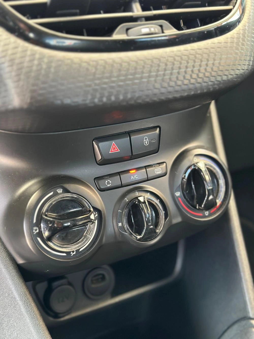 Peugeot 208 1.2 PureTech Signature 10